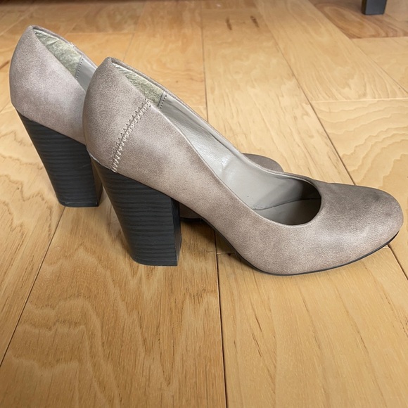 Round-toe taupe heels - Picture 2 of 6